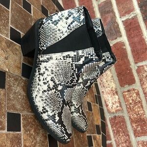 Universal Thread Faux Leather Snake Skin Booties. Size 8.5.